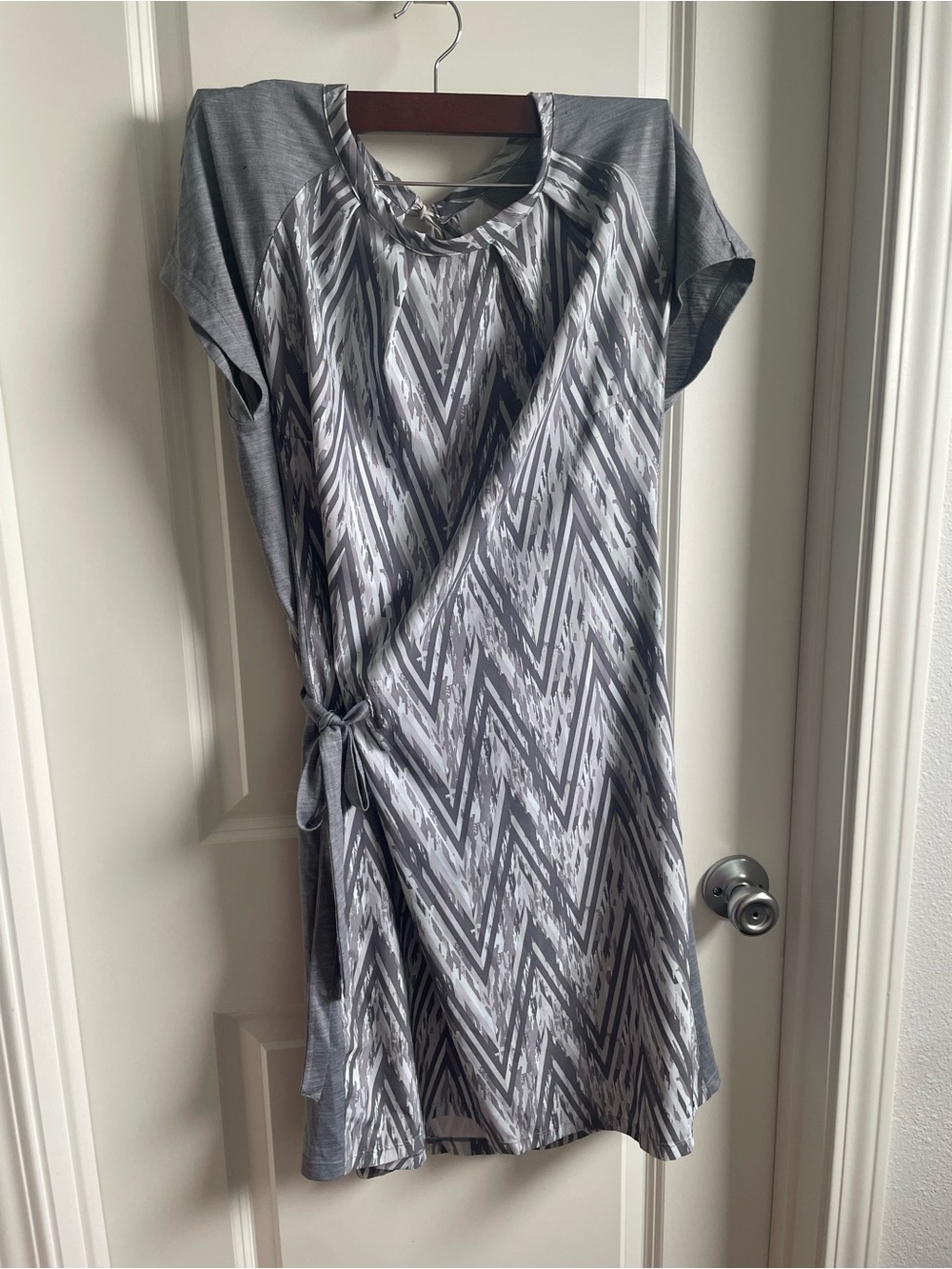 Smartwool Gray Chevron Tie-Waist Midi Dress